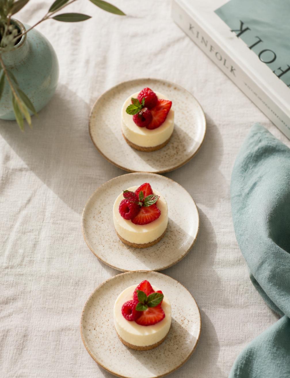Mini cheesecakes con frutos rojos